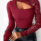 ✨ Lançamento 2026 – 50% OFF ✨ Blusa Feminina com Recorte Assimétrico e Manga de Renda – Ajuste Slim, Gola Alta e Detalhe Romântico com Decote nas Costas 👗🖤