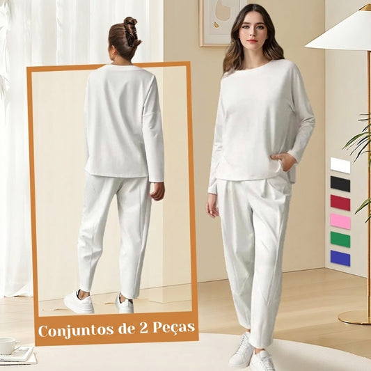 Conjunto de 2 peças composto por blusa de manga comprida com gola redonda e calça.