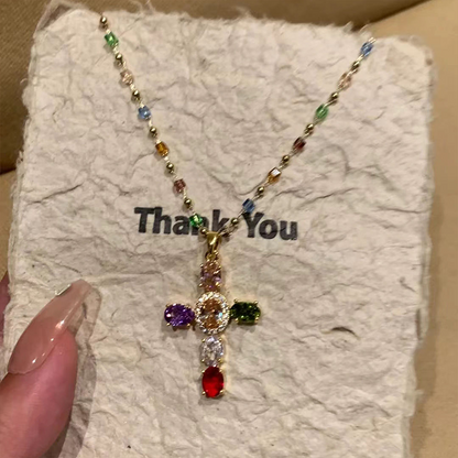 💎 50% DE DESCONTO!! ✝️ Colar colorido com pingente de cruz de strass – brilho intenso, comprimento ajustável e um visual marcante ✨