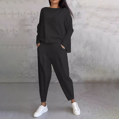 Conjunto de 2 peças composto por blusa de manga comprida com gola redonda e calça.