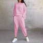 Conjunto de 2 peças composto por blusa de manga comprida com gola redonda e calça.