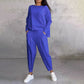 Conjunto de 2 peças composto por blusa de manga comprida com gola redonda e calça.