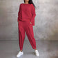 Conjunto de 2 peças composto por blusa de manga comprida com gola redonda e calça.