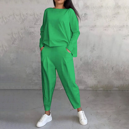 Conjunto de 2 peças composto por blusa de manga comprida com gola redonda e calça.