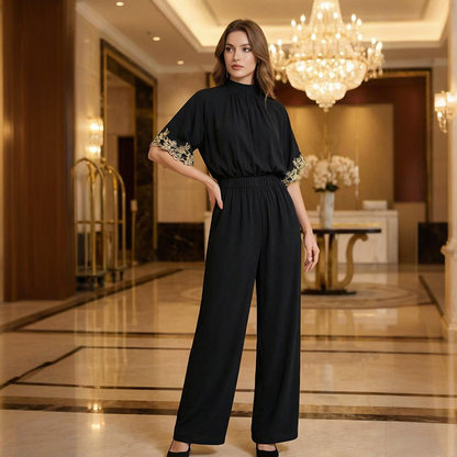 Macacão feminino elegante com gola alta e mangas curtas
