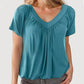 Blusa feminina casual de manga curta com decote em V e pregas