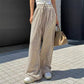 Calça feminina casual com listras verticais e cordão.