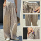 Calça feminina casual com listras verticais e cordão.