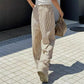 Calça feminina casual com listras verticais e cordão.