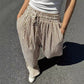 Calça feminina casual com listras verticais e cordão.