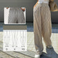 Calça feminina casual com listras verticais e cordão.