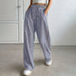 Calça feminina casual com listras verticais e cordão.