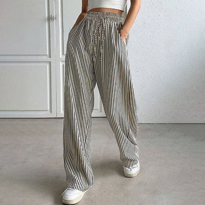 Calça feminina casual com listras verticais e cordão.
