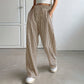 Calça feminina casual com listras verticais e cordão.