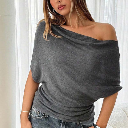 Blusa feminina assimétrica com ombros à mostra e mangas morcego