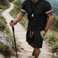 Conjunto de camiseta listrada masculina e shorts
