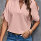 Blusa feminina com decote em V, ombros à mostra e mangas curtas com babados