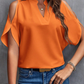 Blusa feminina com decote em V, ombros à mostra e mangas curtas com babados
