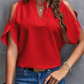 Blusa feminina com decote em V, ombros à mostra e mangas curtas com babados