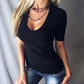 Blusas femininas de verão com decote em V profundo e modelagem justa.