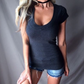 Blusas femininas de verão com decote em V profundo e modelagem justa.
