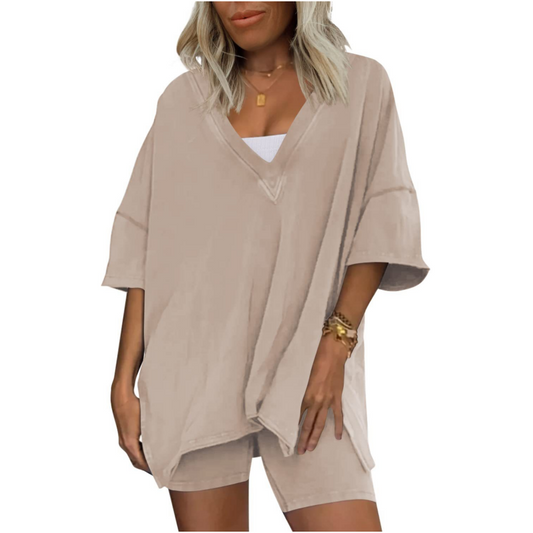 Conjunto feminino de duas peças com camiseta de gola V e shorts casuais.