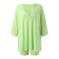 Conjunto feminino de duas peças com camiseta de gola V e shorts casuais.