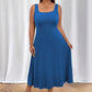 Vestido feminino elegante sem mangas em cor sólida