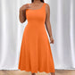 Vestido feminino elegante sem mangas em cor sólida