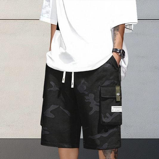 Calções cargo camuflados masculinos com cintura ajustável por cordão.