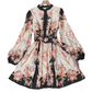 Vestido curto romântico com estampa floral e gola alta