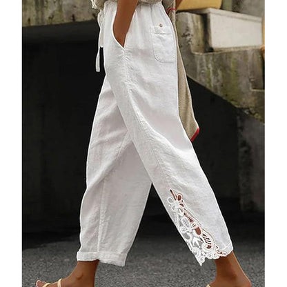 Calça feminina com cordão e detalhes em renda