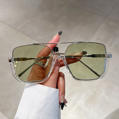 Óculos de sol estilosos, com lentes coloridas e leves.