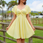 Vestido com mangas bufantes, costas nuas e laço.