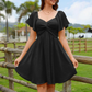 Vestido com mangas bufantes, costas nuas e laço.