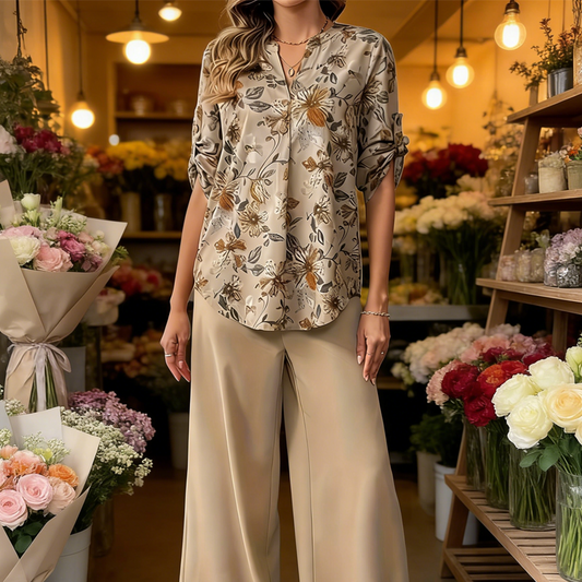 Conjunto feminino de blusa floral e calça pantalona.