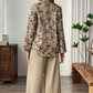 Conjunto feminino de blusa floral e calça pantalona.