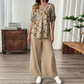 Conjunto feminino de blusa floral e calça pantalona.