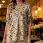 Conjunto feminino de blusa floral e calça pantalona.