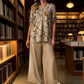 Conjunto feminino de blusa floral e calça pantalona.
