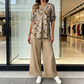 Conjunto feminino de blusa floral e calça pantalona.