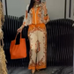 Conjunto de 2 peças com blusa estampada com zíper e calça pantalona.