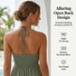 Vestido longo feminino com decote halter, costas nuas e camadas.