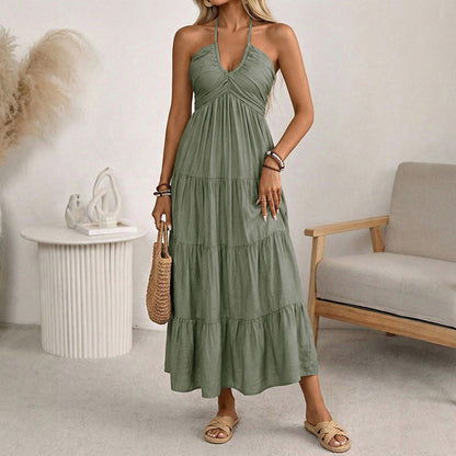 Vestido longo feminino com decote halter, costas nuas e camadas.