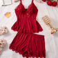 Conjunto de pijama composto por camisola e shorts com decote em V e detalhes em renda.