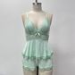 Conjunto de pijama composto por camisola e shorts com decote em V e detalhes em renda.