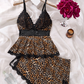 Conjunto de pijama composto por camisola e shorts com decote em V e detalhes em renda.