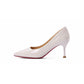 Sapatos de salto agulha femininos em verniz com sola vermelha.