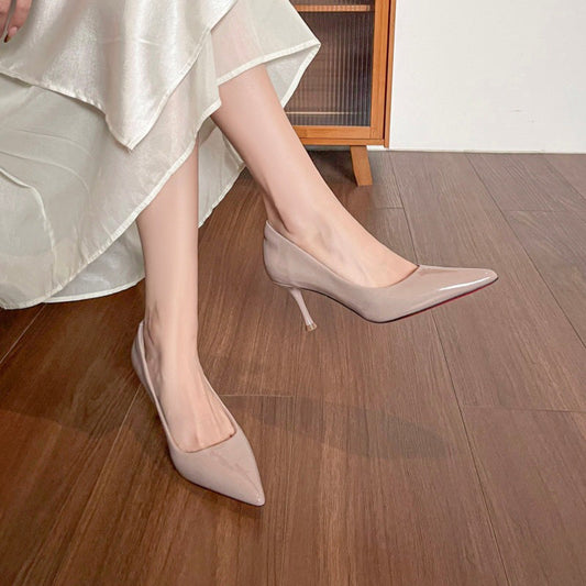 Sapatos de salto agulha femininos em verniz com sola vermelha.