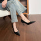 Sapatos de salto agulha femininos em verniz com sola vermelha.